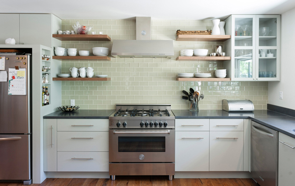 Kitchen with white doors, balck worktop and tiled splashback